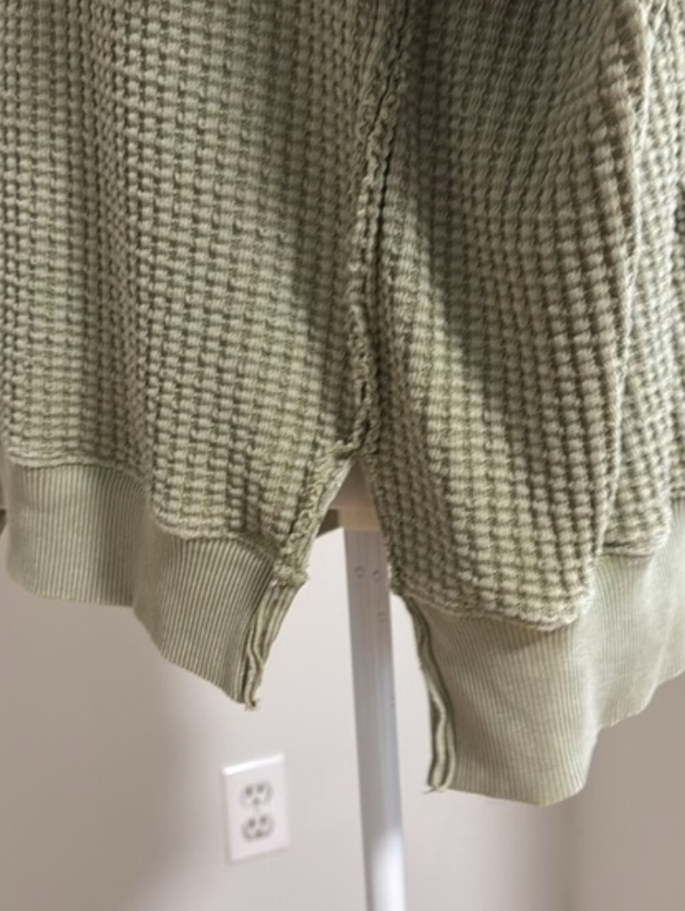American Eagle Oversized Waffle Knit V-Neck Sweater Size Large - Picture 5 of 10